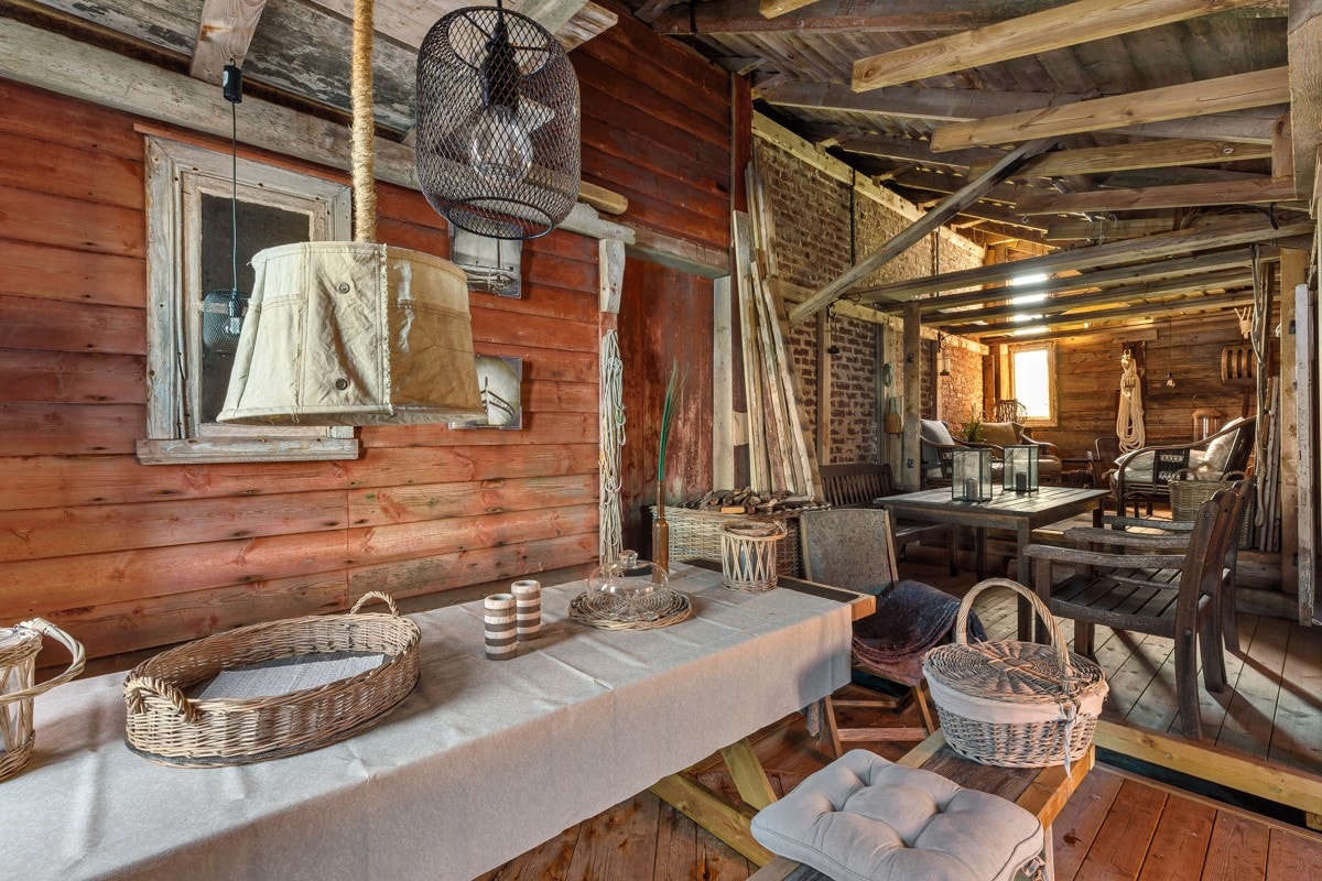 - Dagens eier har brukt mye tid på å innrede naustet. Alt av invetar medfølger - Galleribilde
