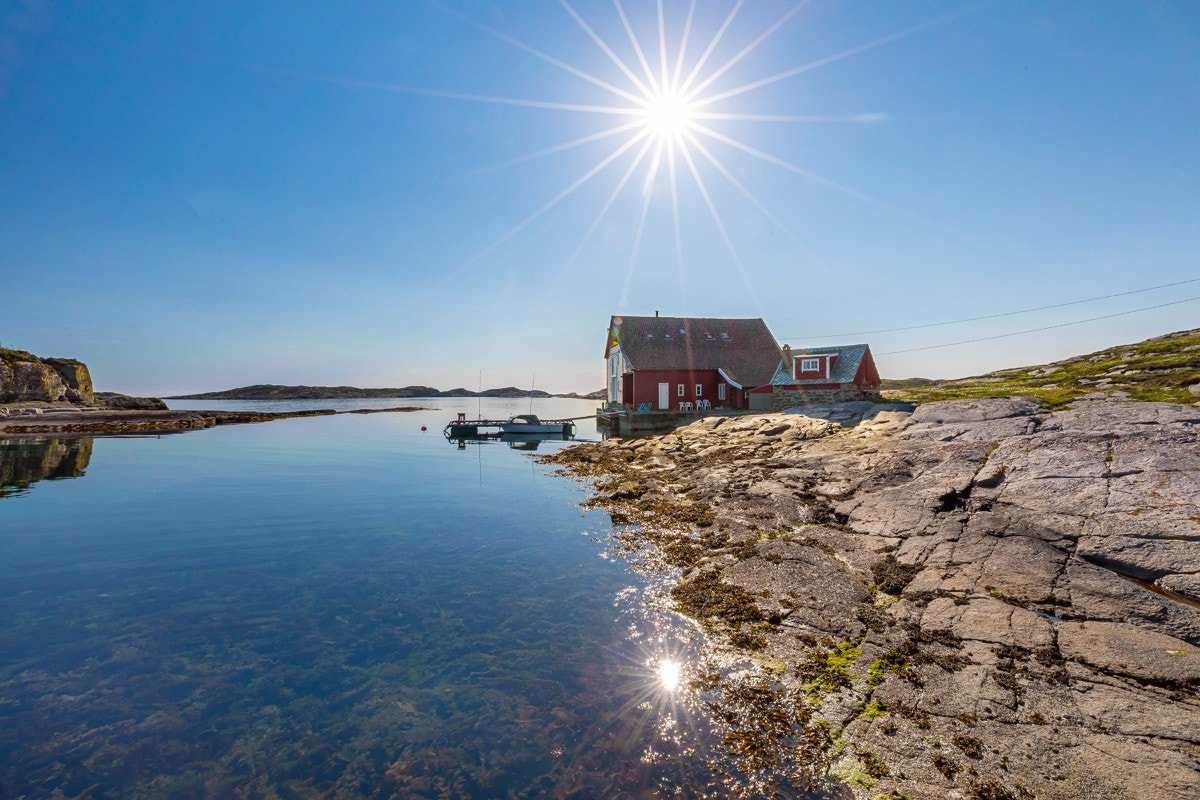 - Fra boligen er det ca 300 meter spasertur ned til naustet - Galleribilde