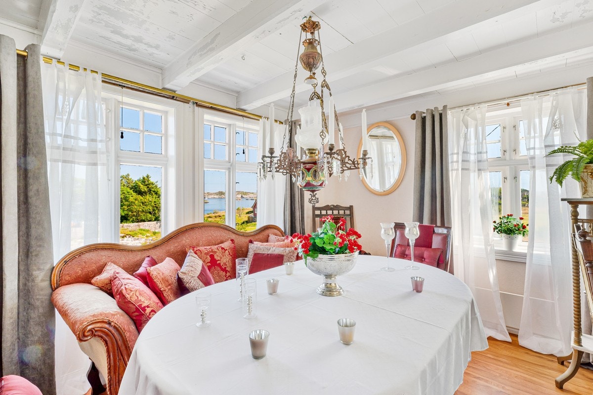 - I finstuen har du vakre vinduer hvor du kan nyte den storslåtte utsikten - Galleribilde