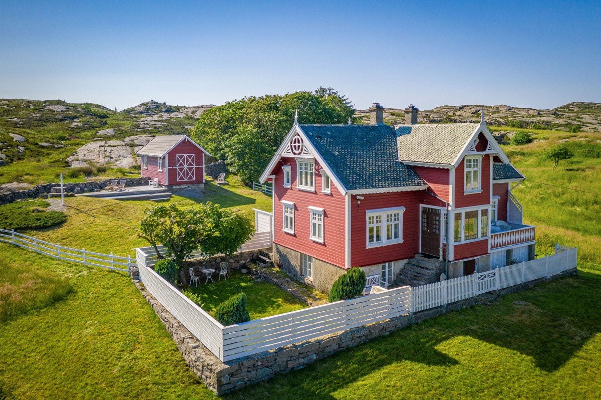 - En ærverdig eiendom med usedvanlig godt opparbeidet tomt. Inngjerdet hagedel og uthus - Galleribilde