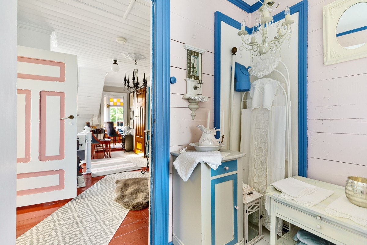 - Detaljer fra det vakre prekerommet, med utsyn mot trapperommet som binder 2.etasje sammen - Galleribilde