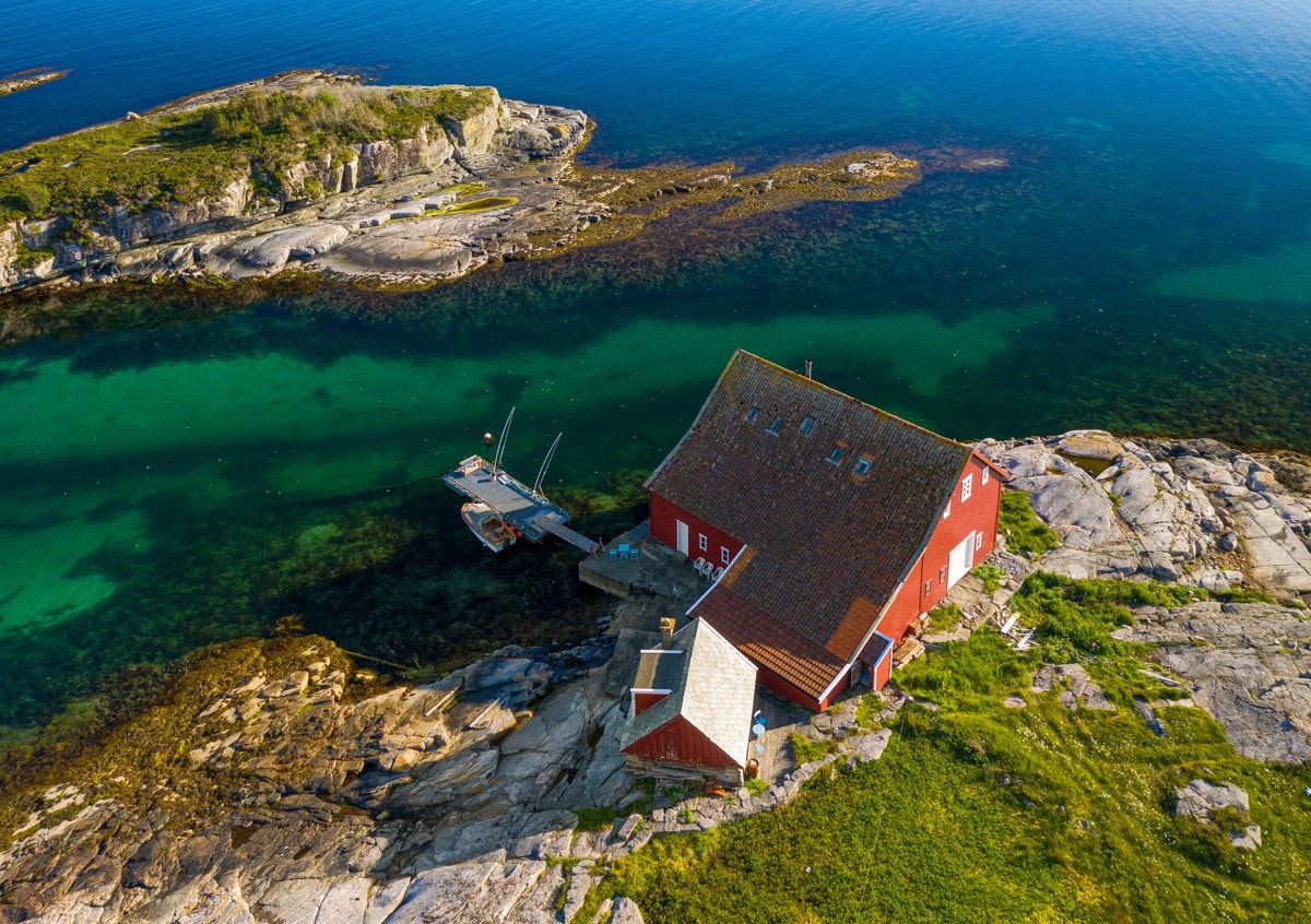 - Sjøen rundt eiendommen byr på gode fiskemuligheter med blant annet kamskjell, torsk, havlaks og hummer - Galleribilde