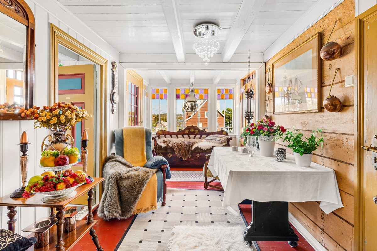 - Sommerstuen tar deg inn til boligen kjøkken, spisestue og fin stue - Galleribilde