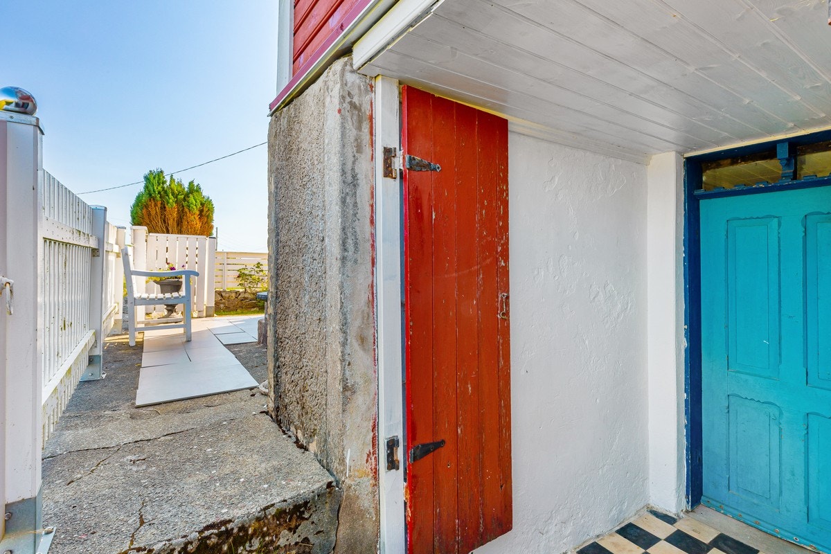 - Boligens kjeller er innredet med soverom/stue, éntre, verksted og bod - Galleribilde