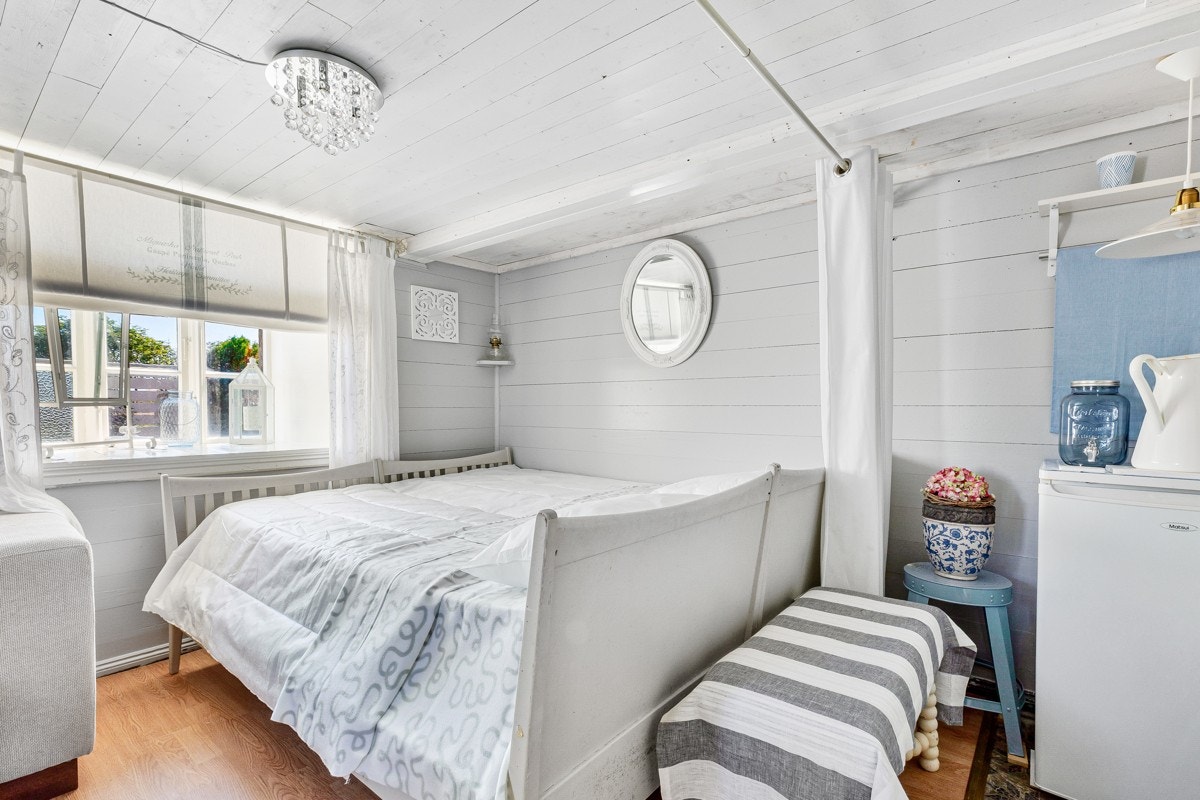 - Flott soverom/stue i kjeller, perfekt for gjester som skal overnatte - Galleribilde