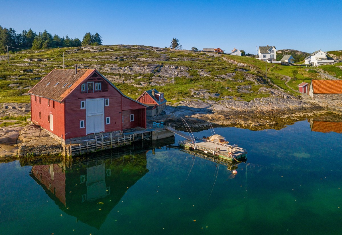 - Med eiendommen følger naust, båtplass og egen sjølinje - Galleribilde