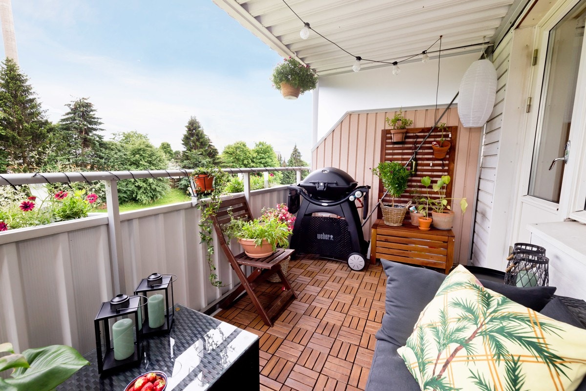 På de finere sommerdagene blir balkongen en flott forlenging av stuen og gir mer plass til sosiale stunder. Galleribilde