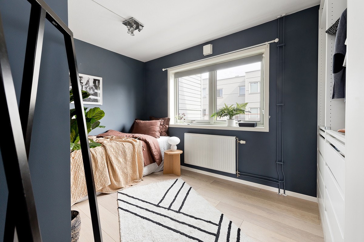 Både gjesterommet og hovedsoverommet vender mot stille uteområde. Galleribilde