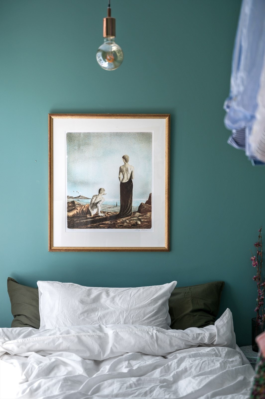 Leiligheten er malt i moderne fager Galleribilde