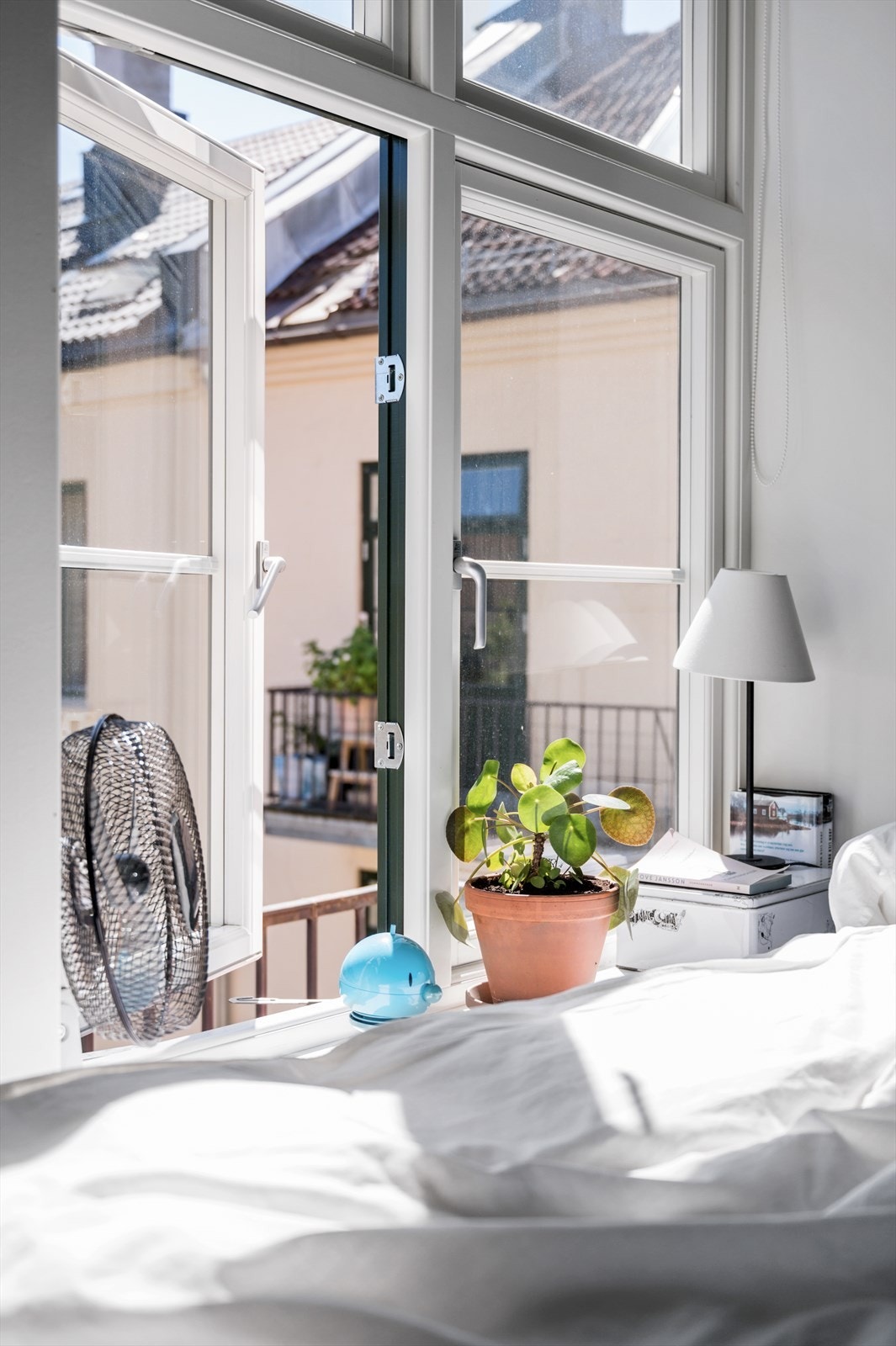 Stort og godt vindu som slipper inn godt med lys på soverommet. Galleribilde