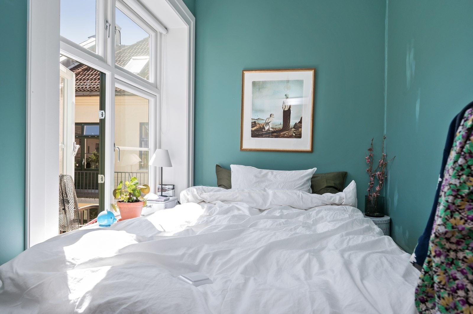 Soverommet vender ut mot den rolige bakgården Galleribilde