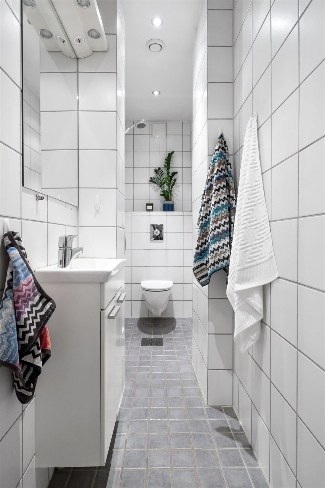 Praktisk bad med tidløse fliser Galleribilde