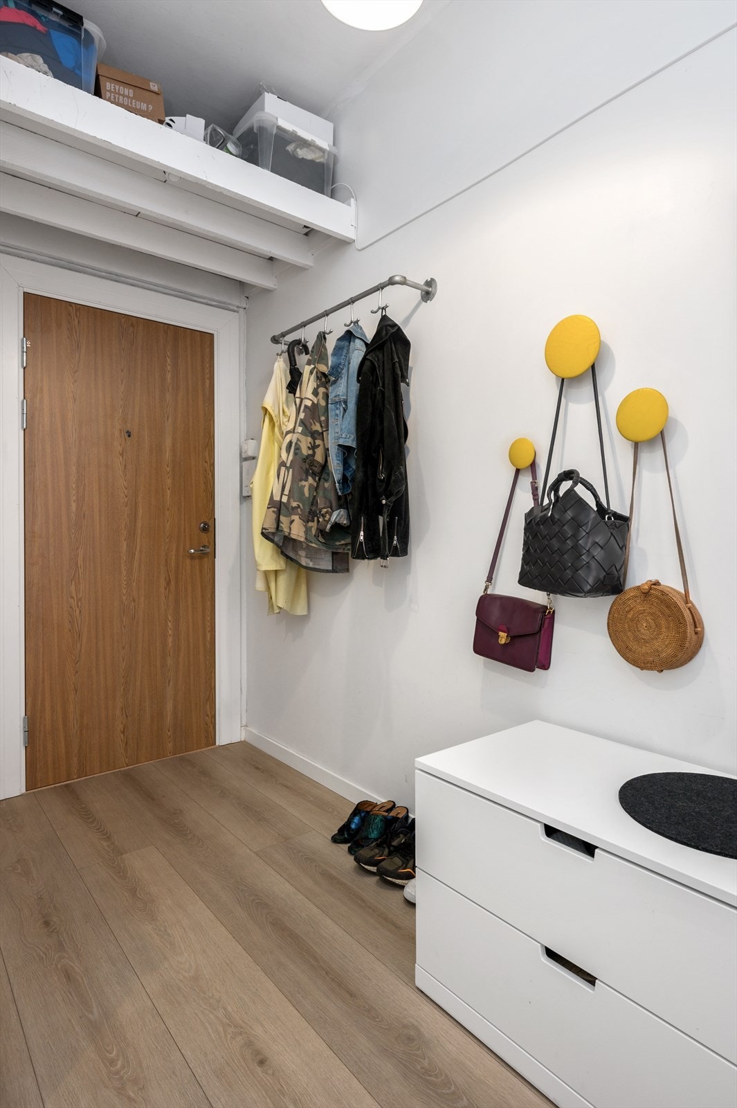 Hyggelig entré som har godt med oppbevaringsplass Galleribilde