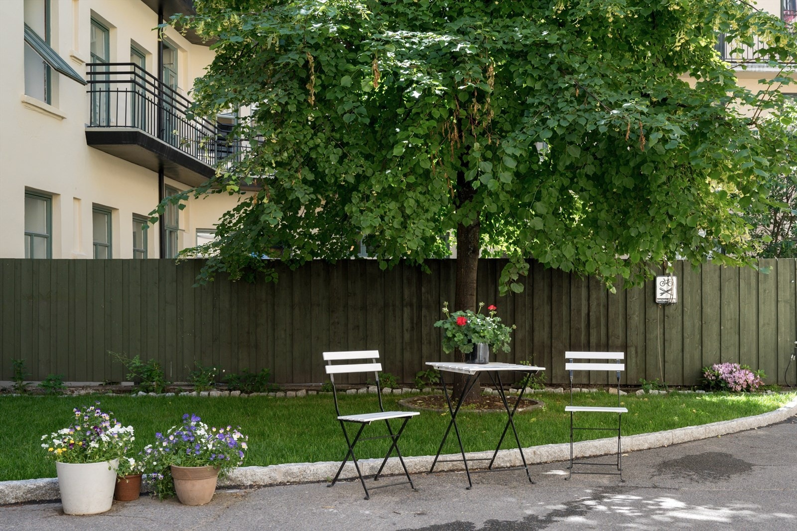 Hyggelige sittegrupper i bakgården Galleribilde