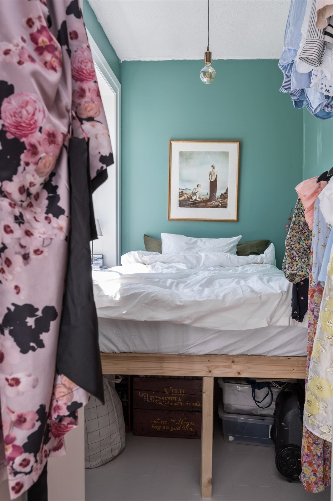 Dagens eier har gjort en kreativ og praktisk løsning som gjør at det er mulig å ha oppbevaring under sengen - løsningen kan videreføres til neste eier Galleribilde