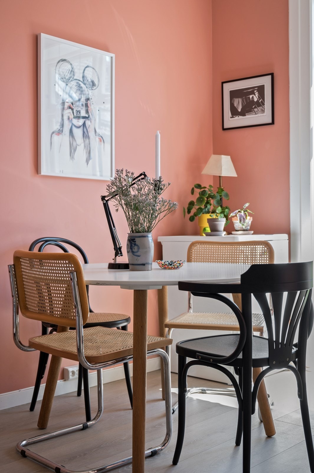 God plass til både spise -og sofaseksjon Galleribilde