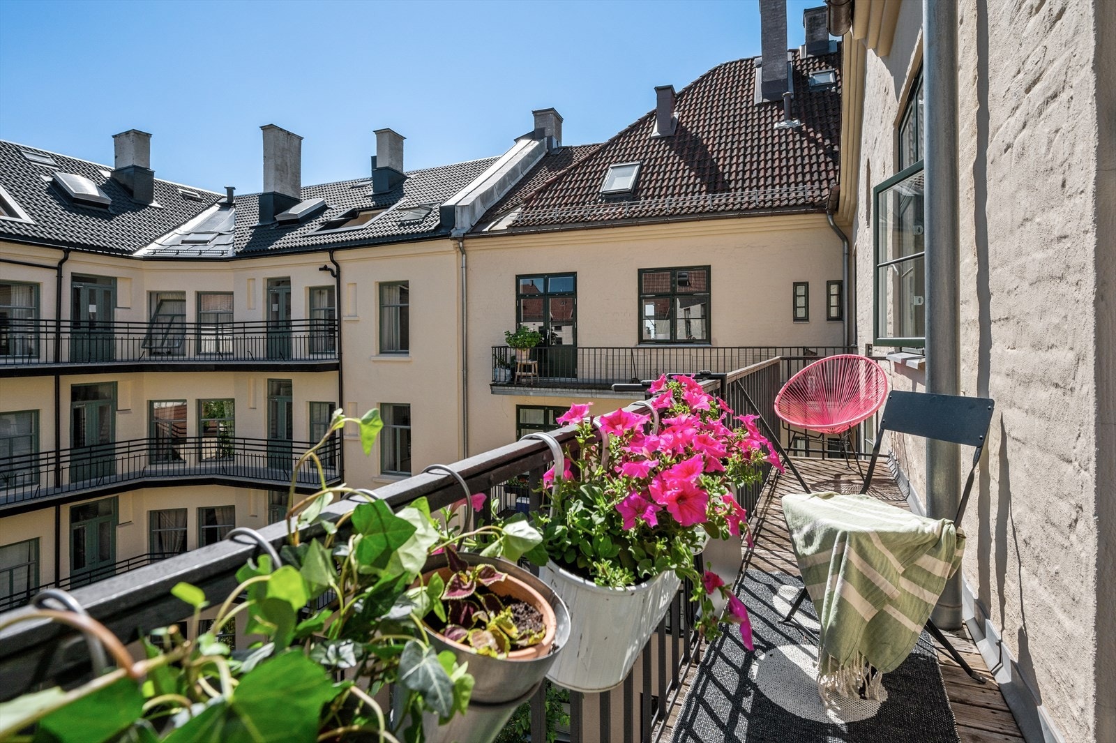 Hyggelig balkong med gode solforhold Galleribilde