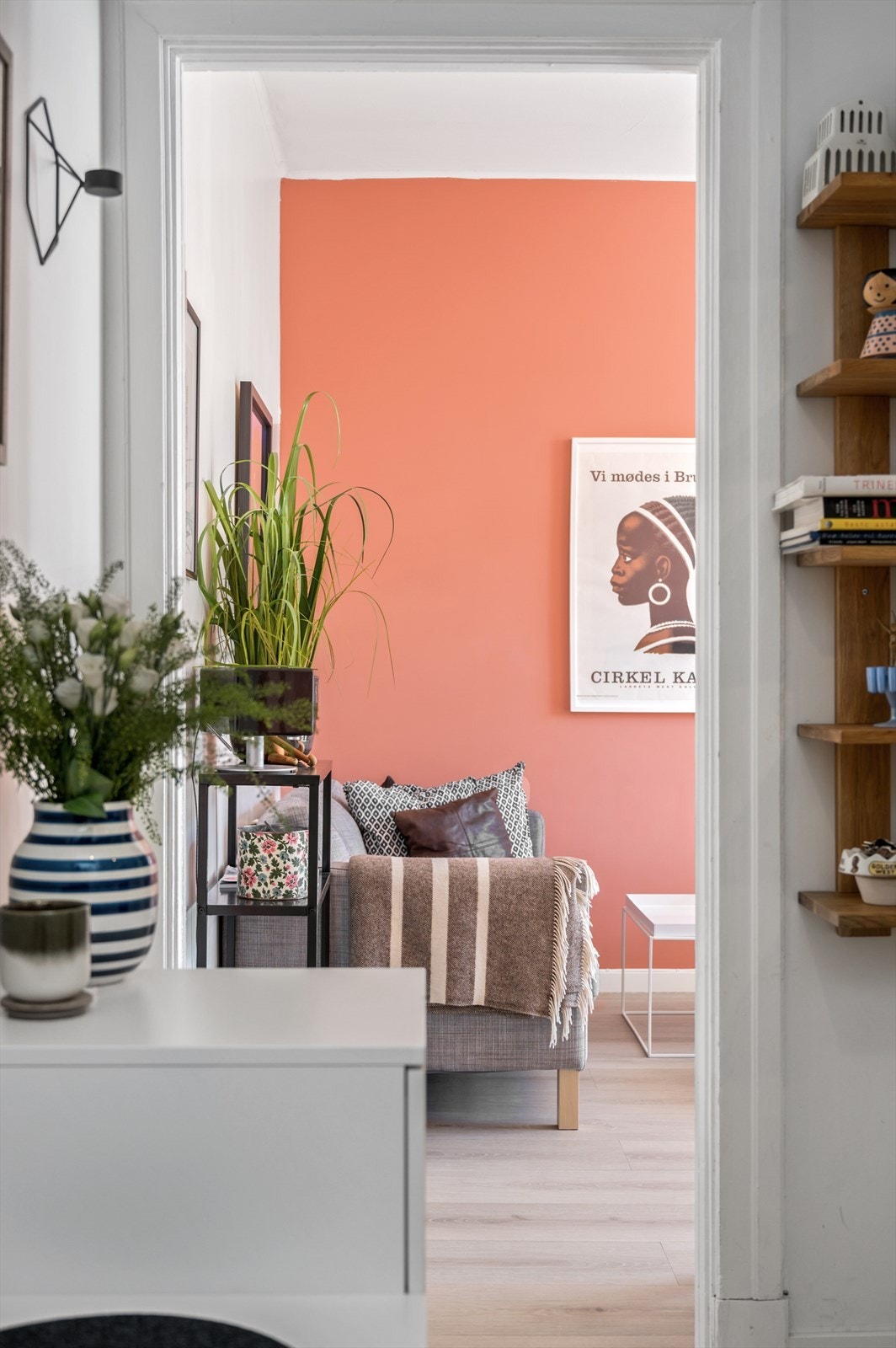 Bilde fra gangen ut mot stuen Galleribilde