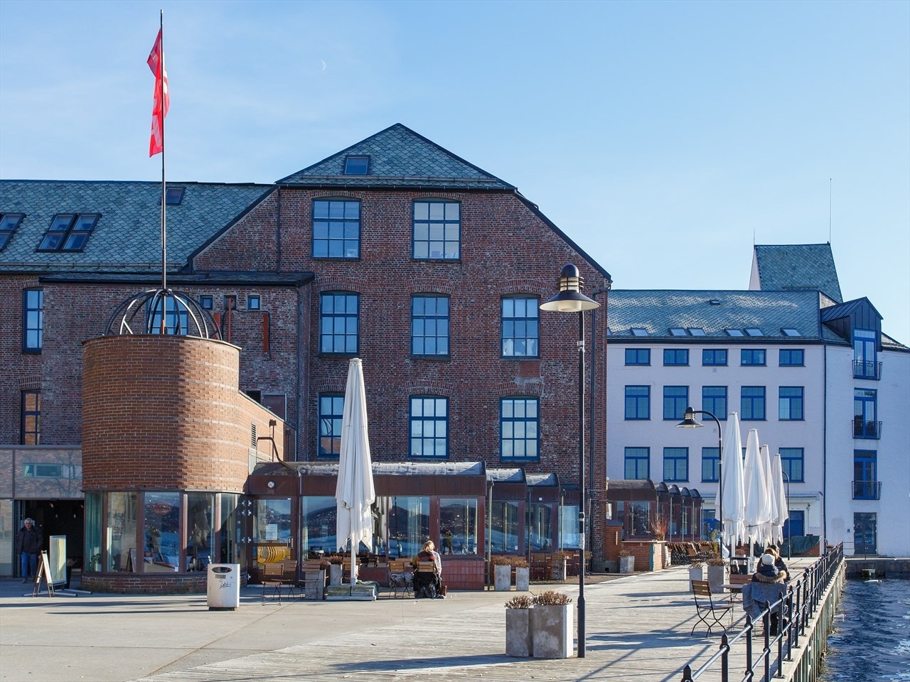 Til verftet med flotte badeplasser, uteservering m.m. er kun 5 min. gange. Galleribilde