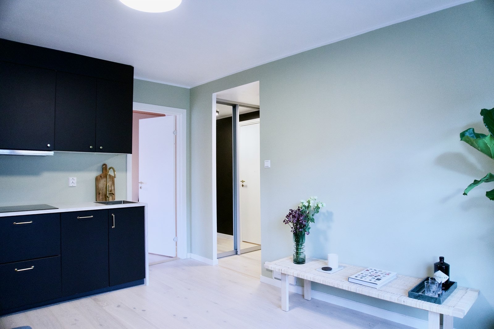 Praktisk skyvedørsgarderobe i entré. Galleribilde