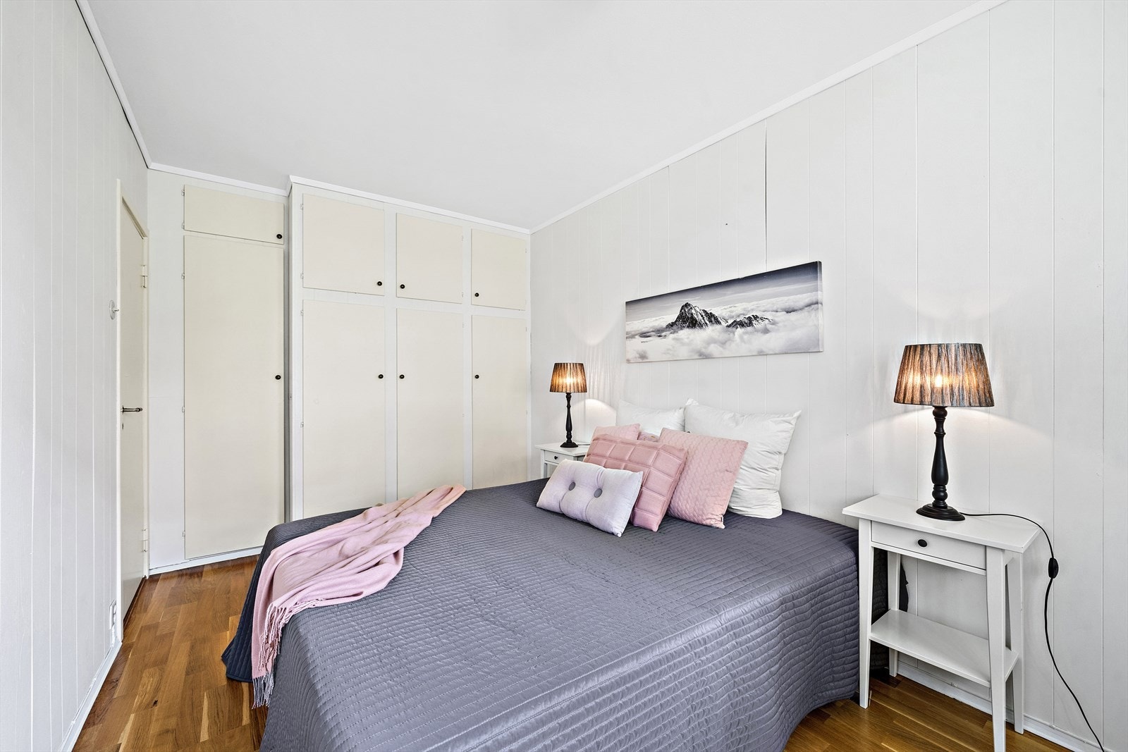 Godt med oppbevaringsplass i plassbygde skap Galleribilde