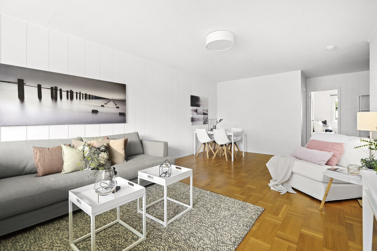 Leiligheten er gjennomgående, med god plass til spisebord Galleribilde
