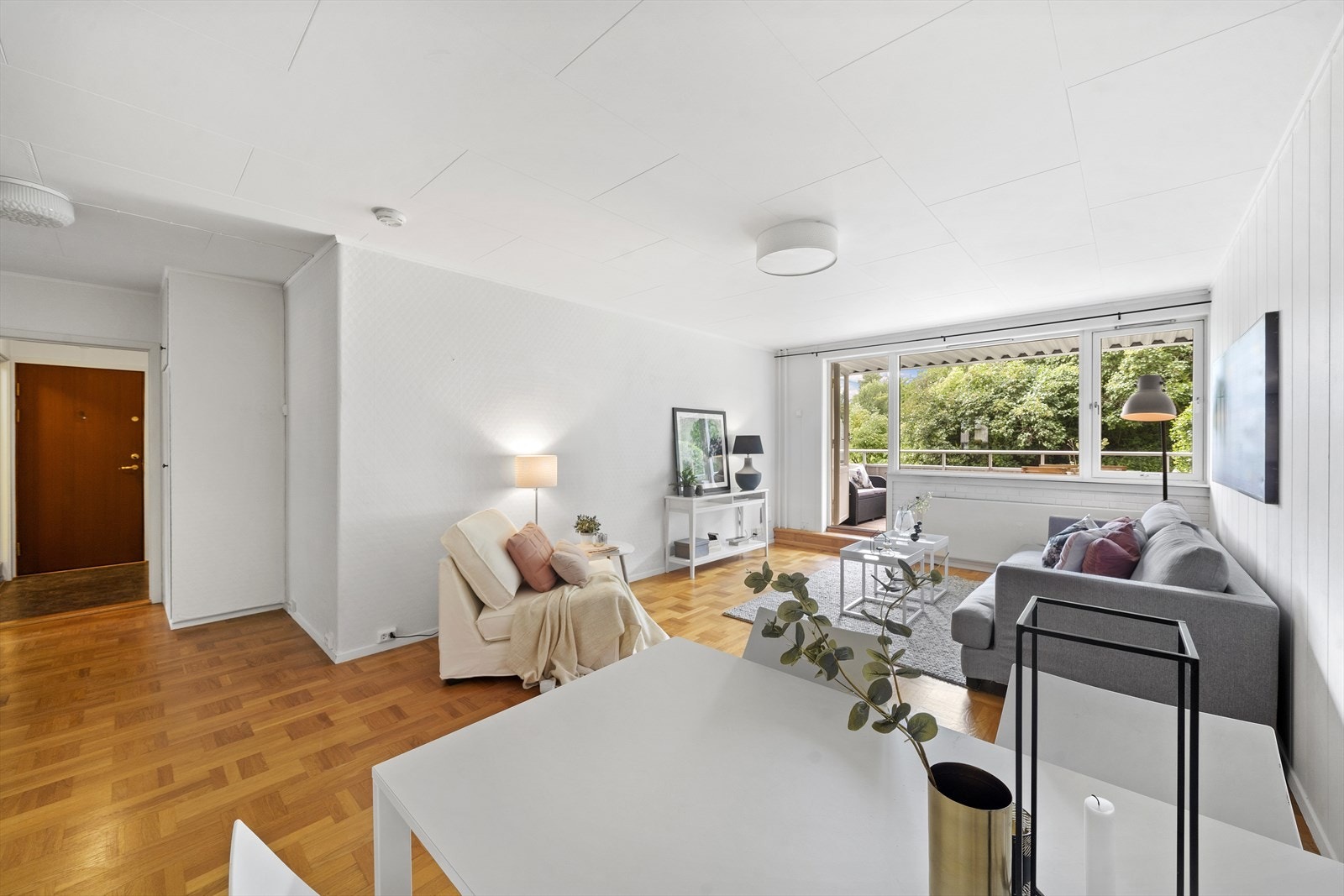 Leiligheten har en lys og romslig stue Galleribilde
