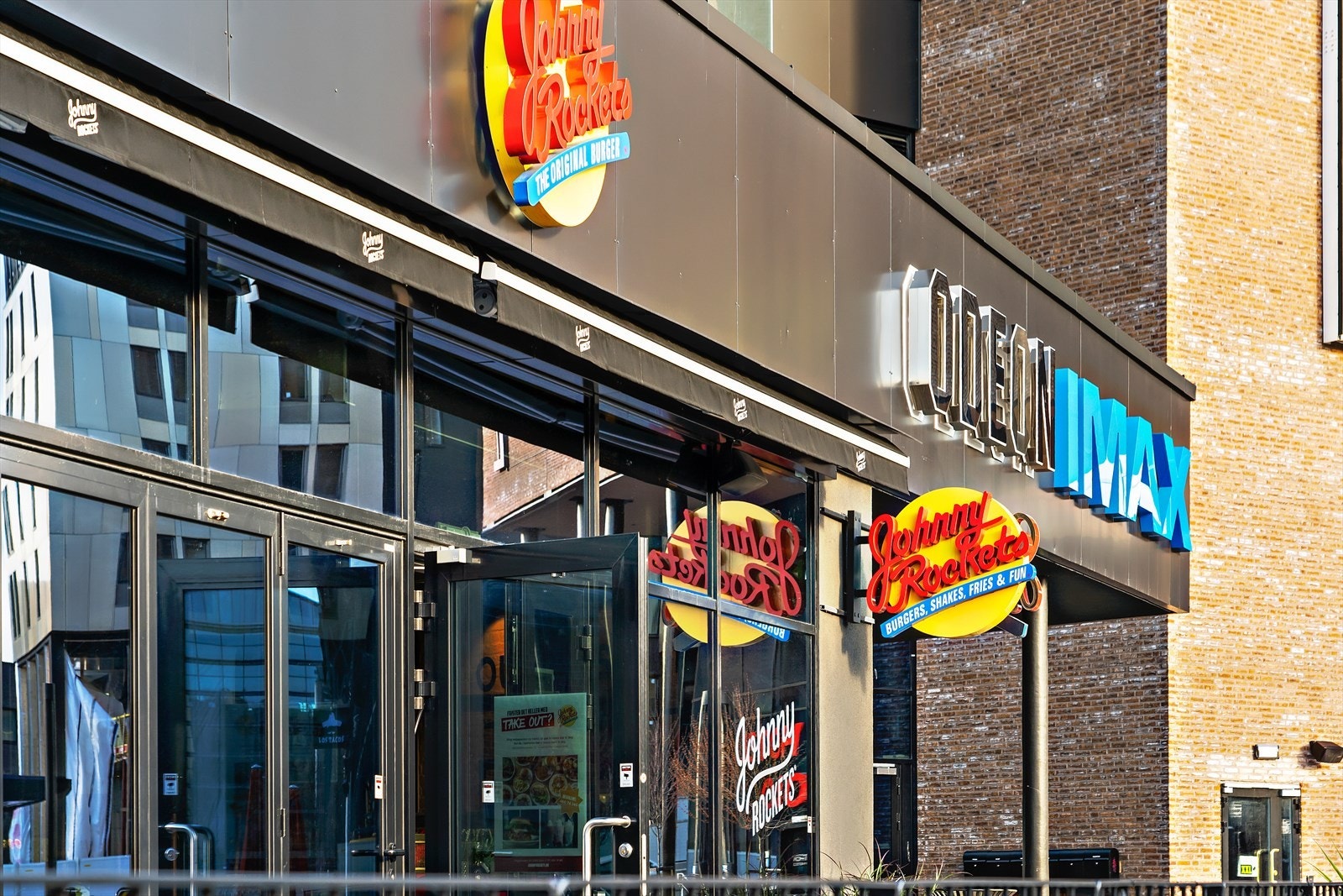 Det er også kort vei til kino og flere restauranter Galleribilde