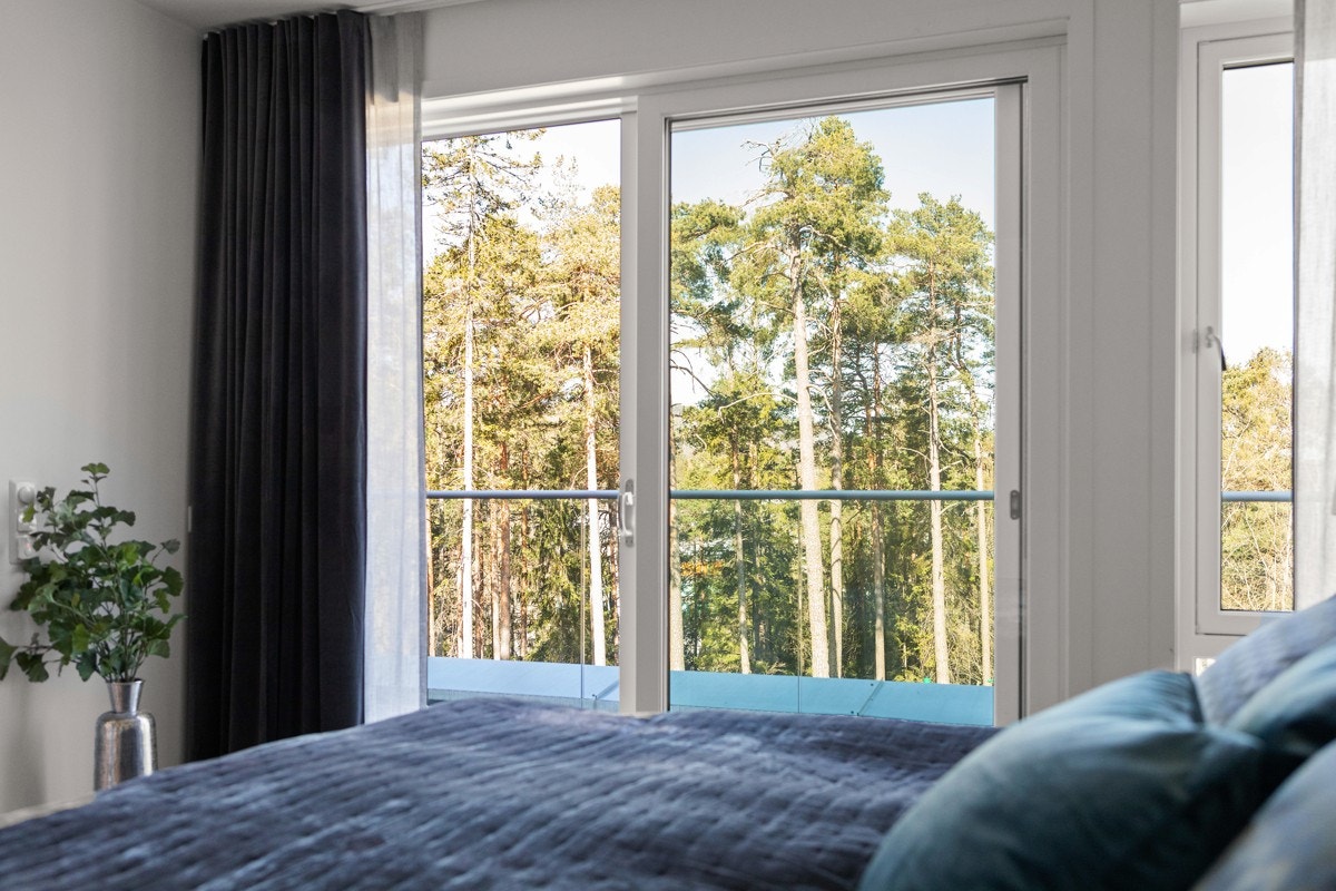 Store vindusflater og terrasseutgang. Galleribilde