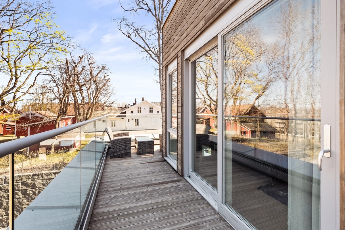 Flere vinduer er utstyrt med screens som skjermer for både sol og innsyn uten å hindre utsyn. Galleribilde