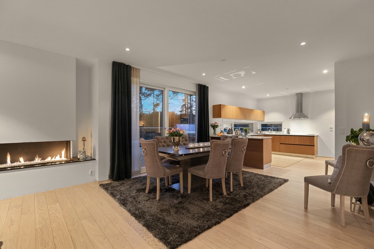 God plass til sofagruppe samt et romslig spisebord i tilknytning til kjøkkenet. Ideelt for både små og store selskaper. Galleribilde