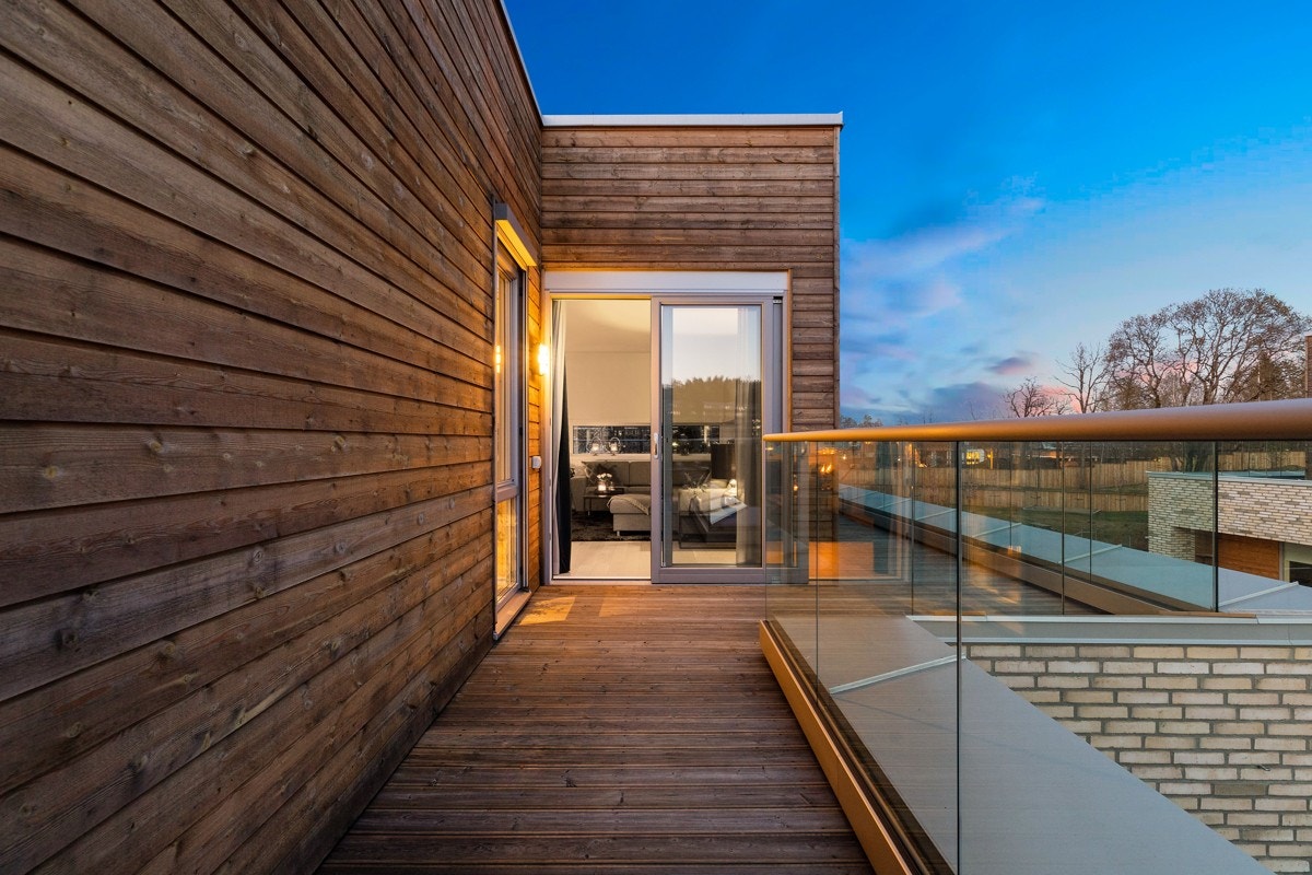 Terrassen strekker seg rundt hele leiligheten. Galleribilde