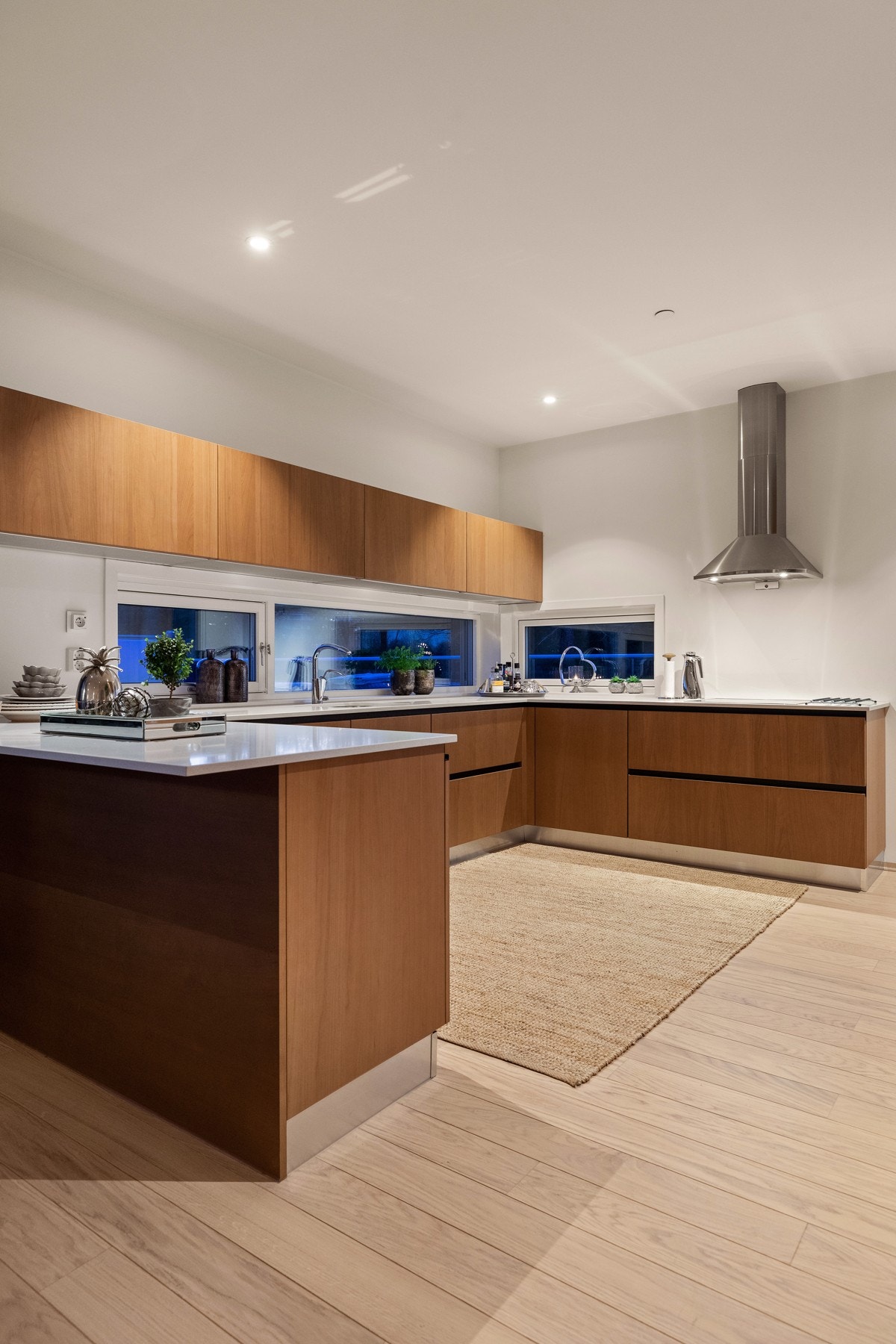 Den store kjøkkenøyen legger til rette for å kombinere matlagingen og sosialt samvær for hele familien. Galleribilde