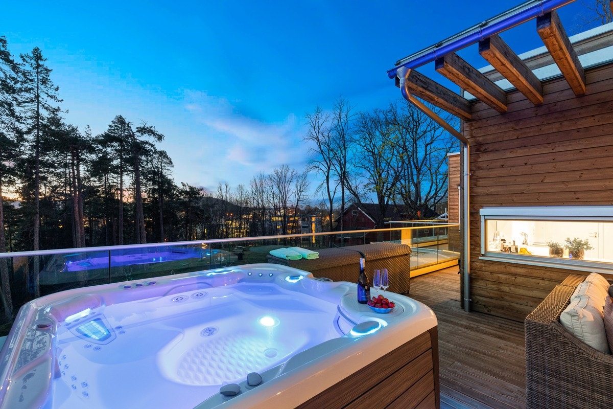 Kveldssteming på terrassen. Galleribilde