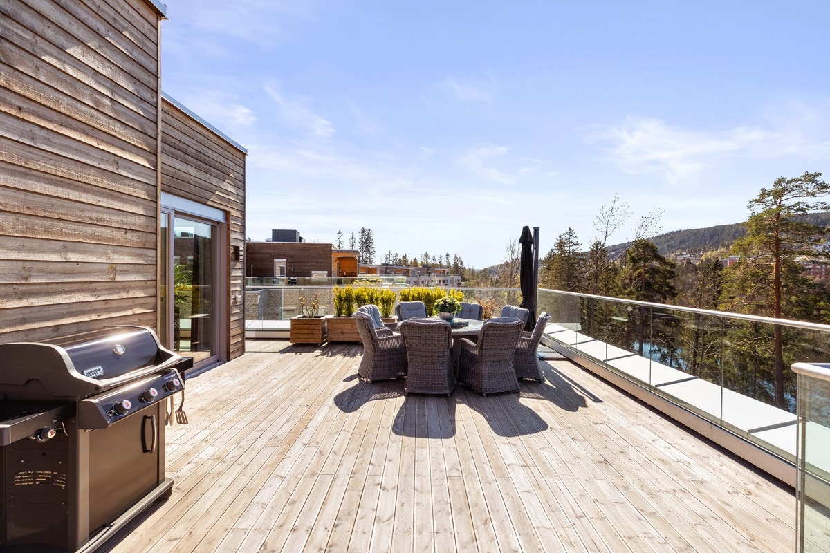 Terrassen strekker seg rundt hele leiligheten og har adkomst fra stue, kjøkken, soverom og tv-stue/soverom. Galleribilde