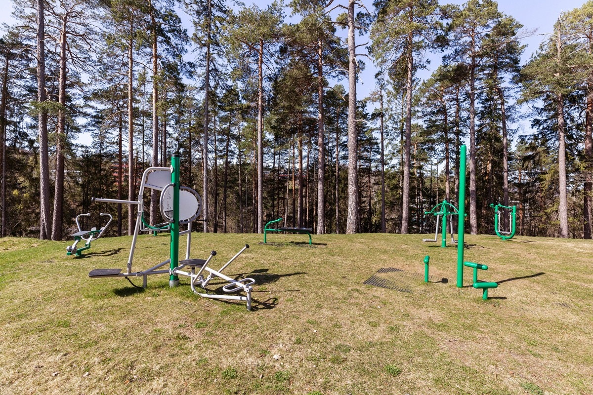 De hyggelige arealene like utenfor døren er flott opparbeidet med turstier, badebrygge, lekeplass og egen trimpark. Galleribilde