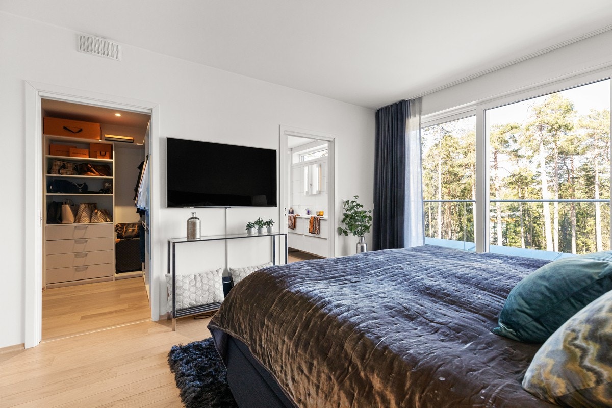 Hovedsoverommet ligger i behagelig suiteløsning med egen walk-in garderobe og stort masterbad. Galleribilde