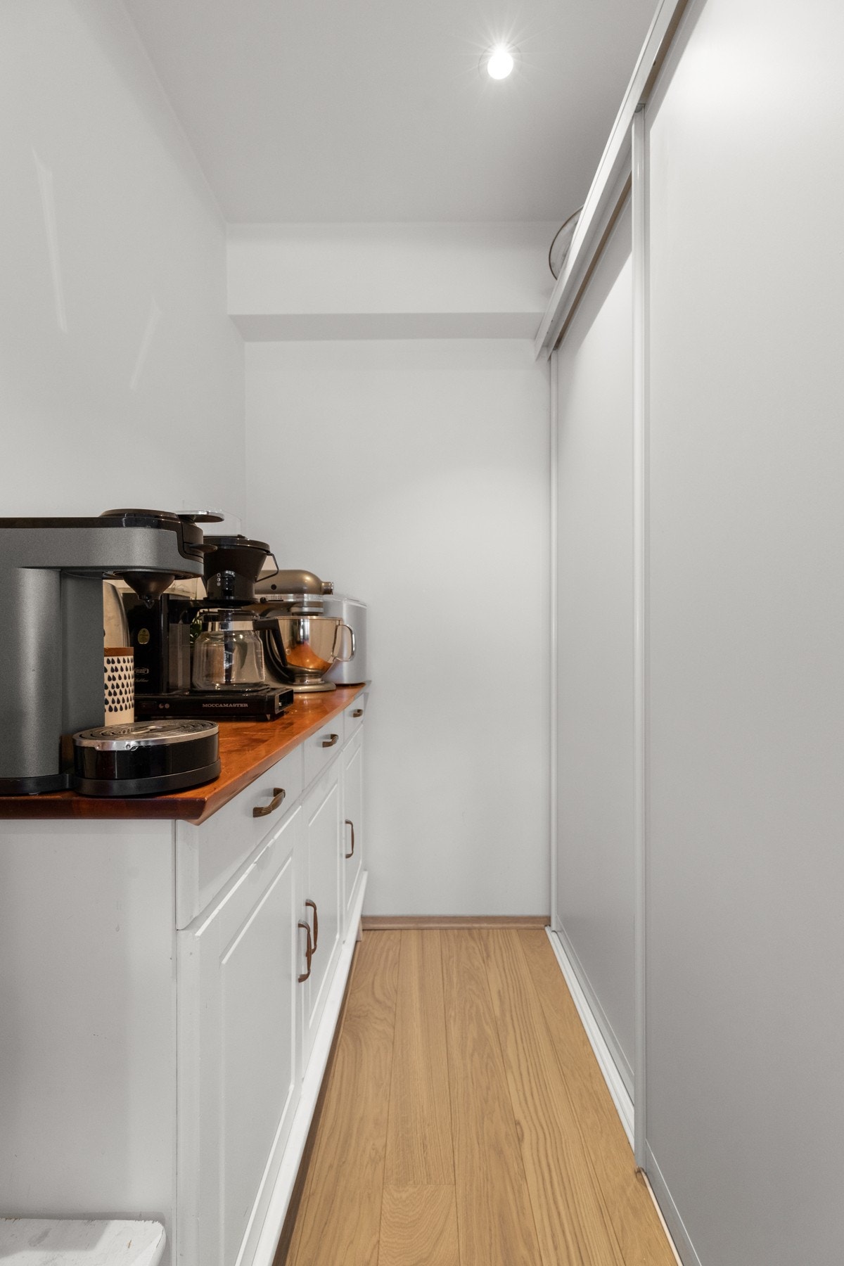 Kjøkkenet er tilknyttet en praktisk matbod, perfekt for ekstra oppbevaring eller til lagring av tørrvarer. Galleribilde