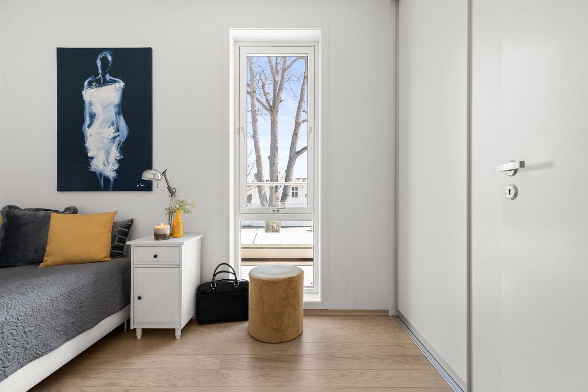 Leilighetens 2. soverom er innredet med en romslig skyvedørsgarderobe. Galleribilde