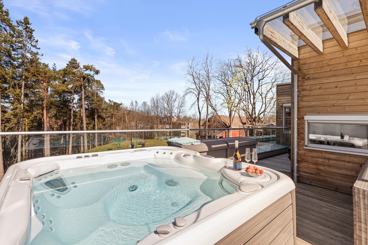 På terrassen er der montert et behagelig boblekar. Galleribilde