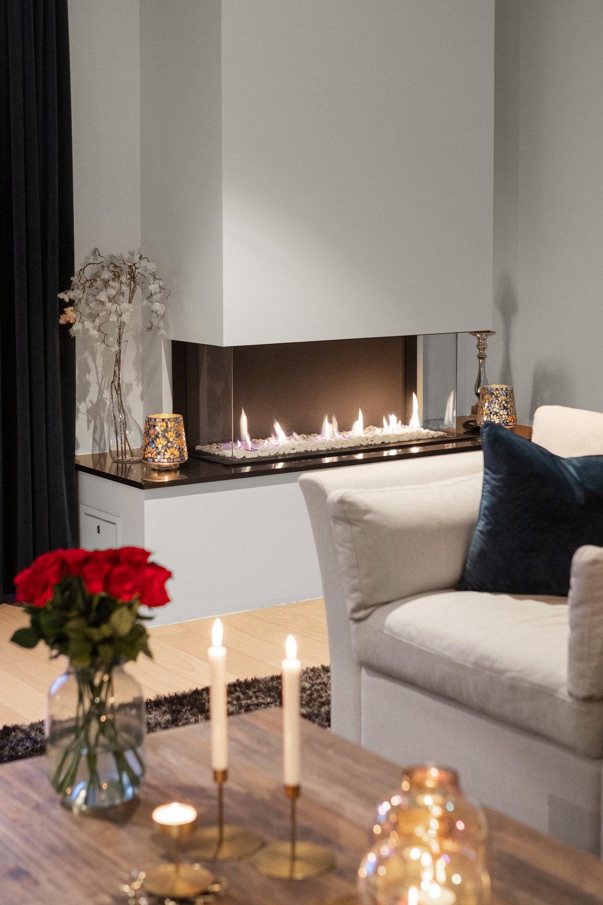 En påkostet og stemningsfull gasspeis sørger for et fint blikkfang samt rikelig med hygge Galleribilde