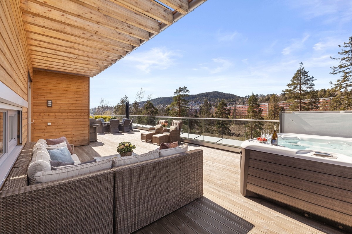 Terrassen er stedvis overbygget, slik at man enkelt kan trekke seg tilbake i skyggen når solen står høyest. Galleribilde