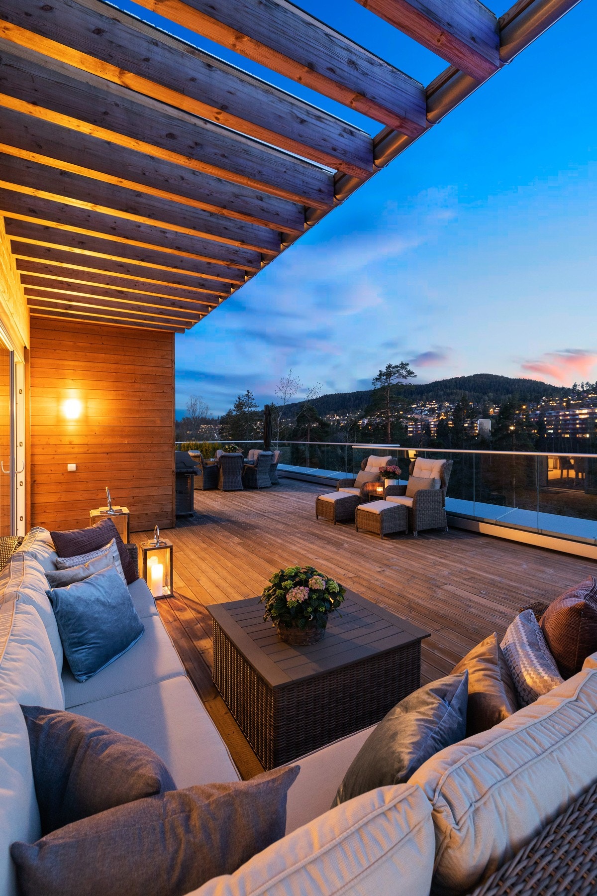 Det er montert belysning og stikkontakter på vegg. Galleribilde