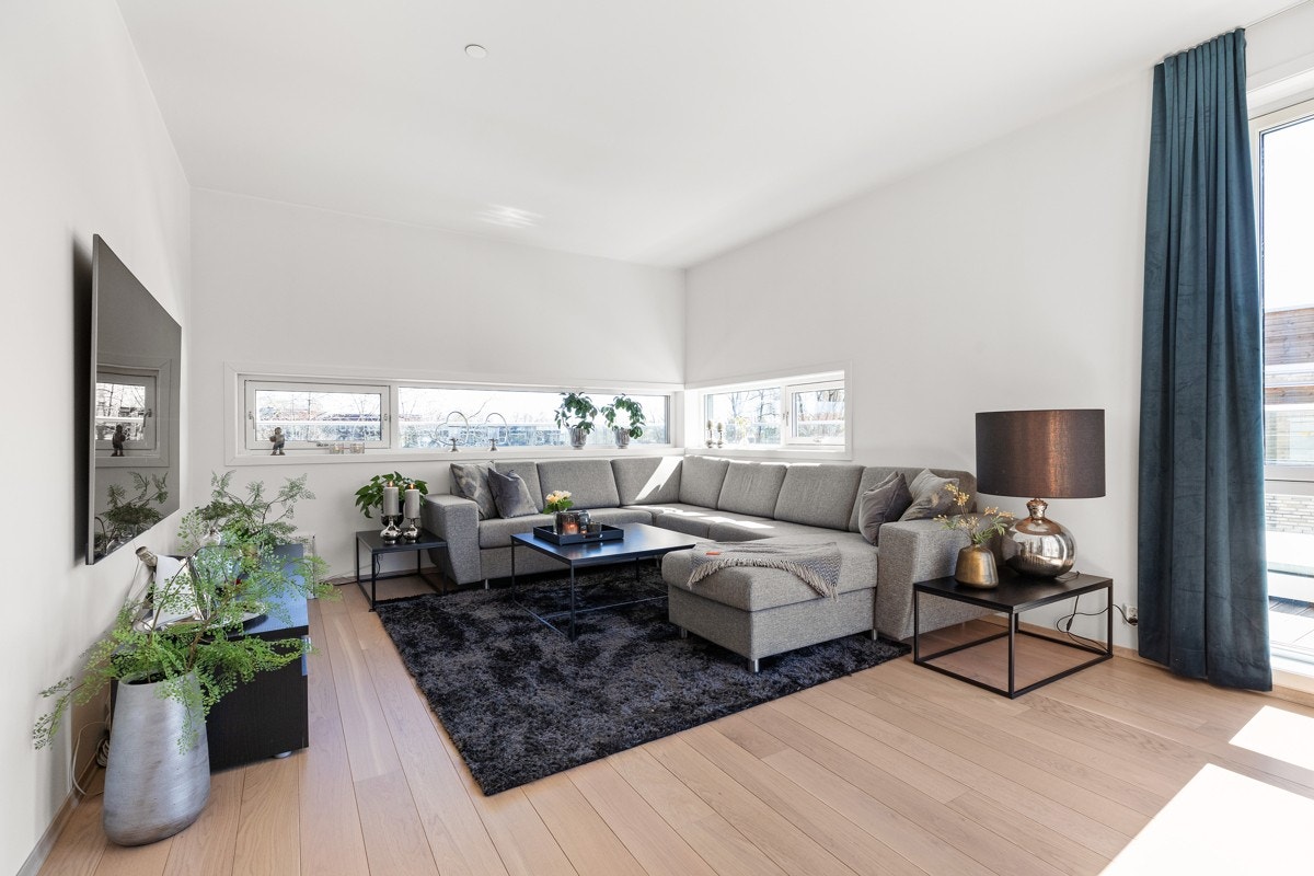 Et av leilighetens soverom benyttes i dag som en tv-stue. Galleribilde