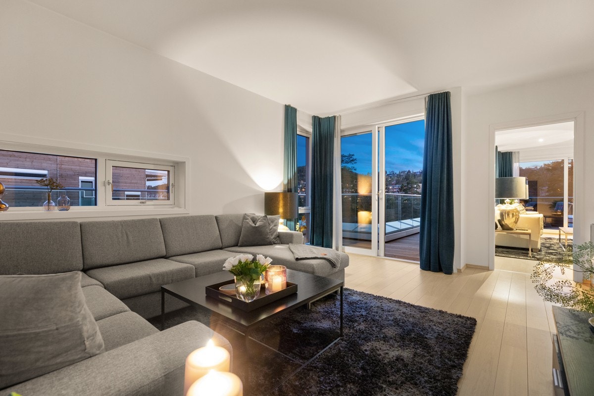 Kveldsstemning i tv-stue / soverom. Galleribilde