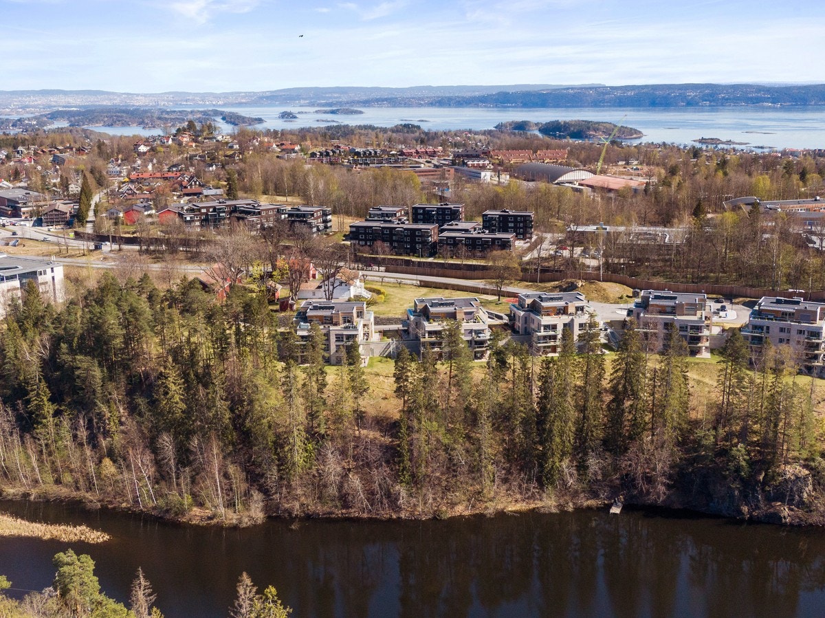 Sameiets uteområder grenser mot Bondivann noe som gir rikelig med muligheter for rekreasjon, lek og sosialt samvær for beboerne. Galleribilde