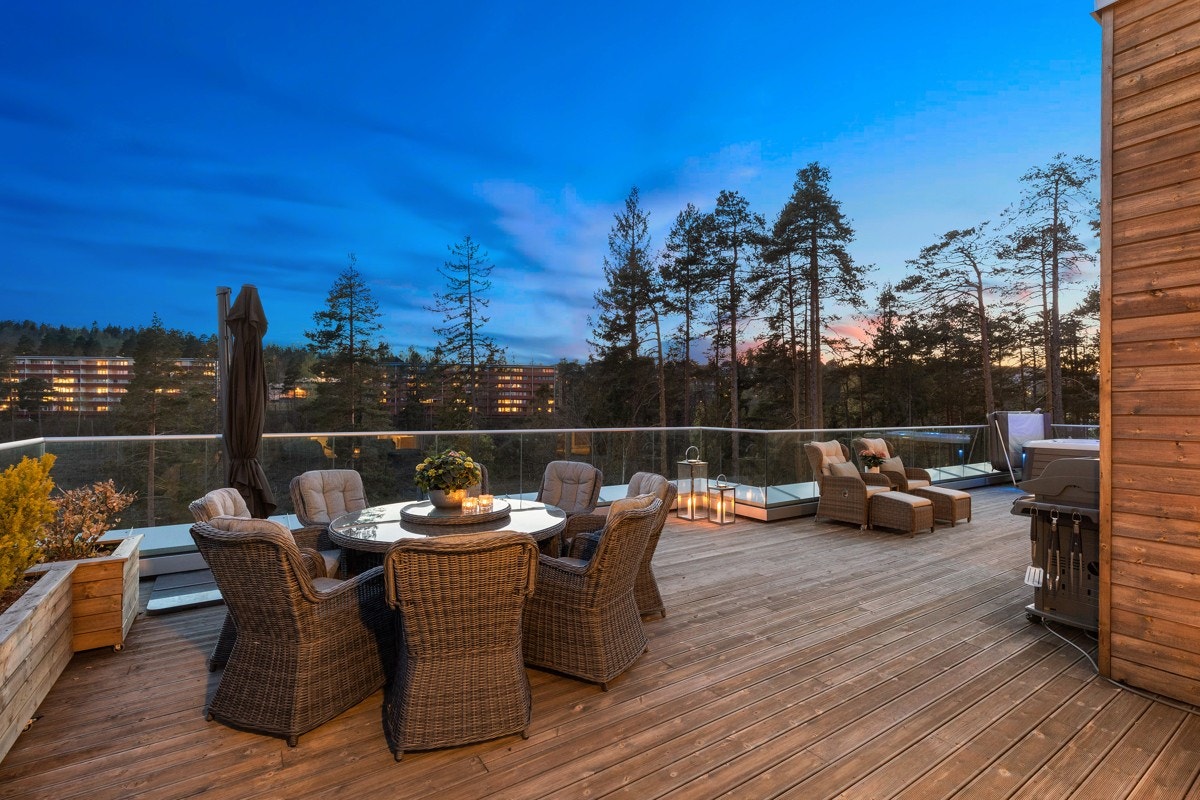 Den imponerende takterrassen er på hele 170 kvm. og strekker seg rundt hele leiligheten. Galleribilde