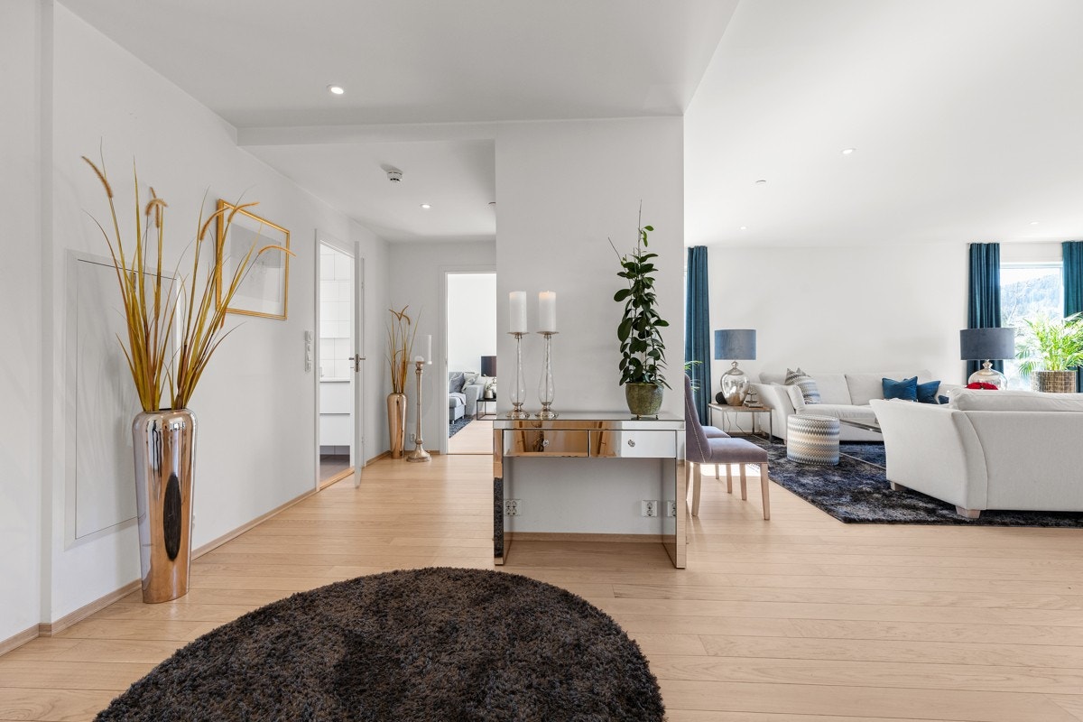 Leiligheten sto ferdigstilt i 2018 og har et lekkert interiør hvor det er hensyntatt lysforhold, planløsning og bokomfort. Galleribilde