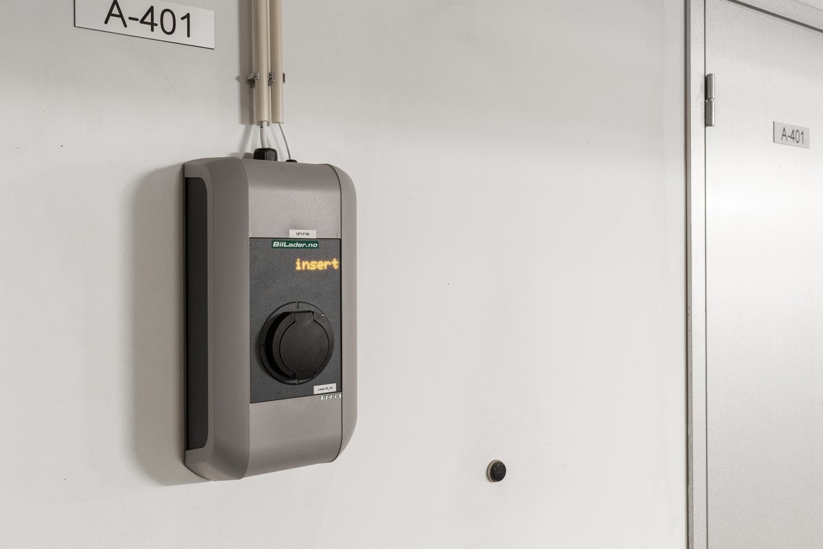 På en av garasjeplassene er det ladeboks for el-bil. Galleribilde