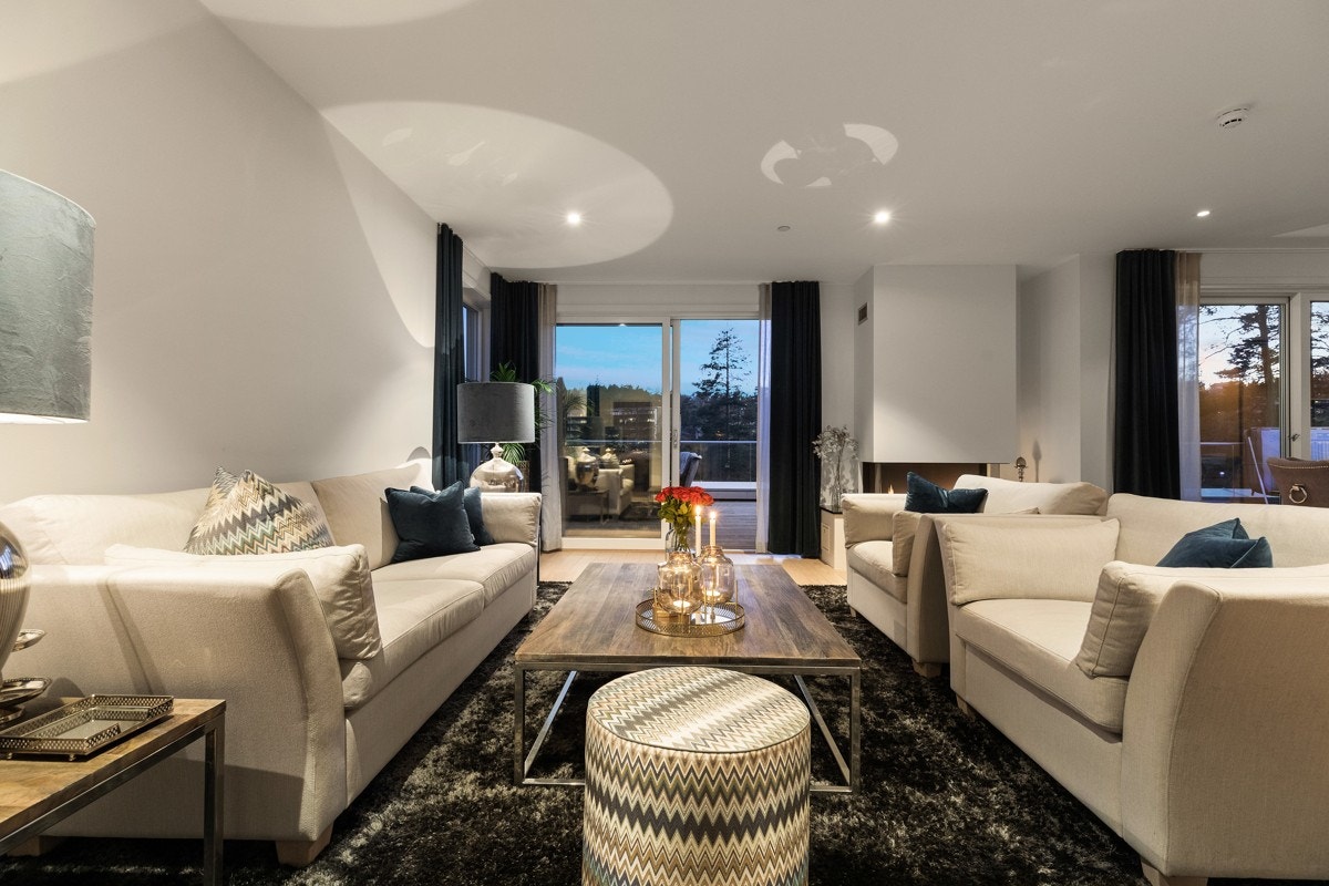 En takhøyde på 2,63 meter i flere rom gjør leiligheten usedvanlig luftig. Galleribilde